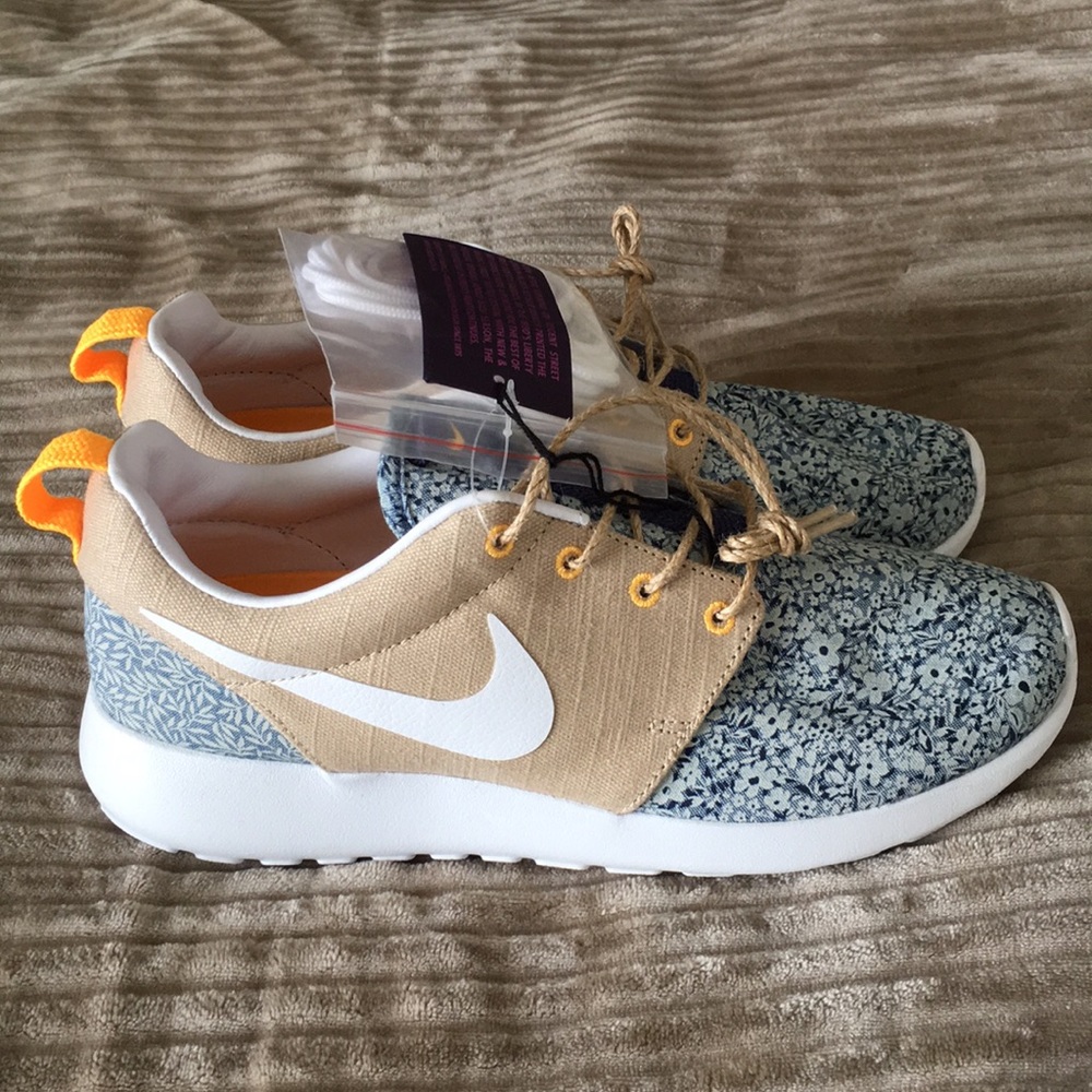 Women’s Nike Roshe Liberty Floral Size 8.5